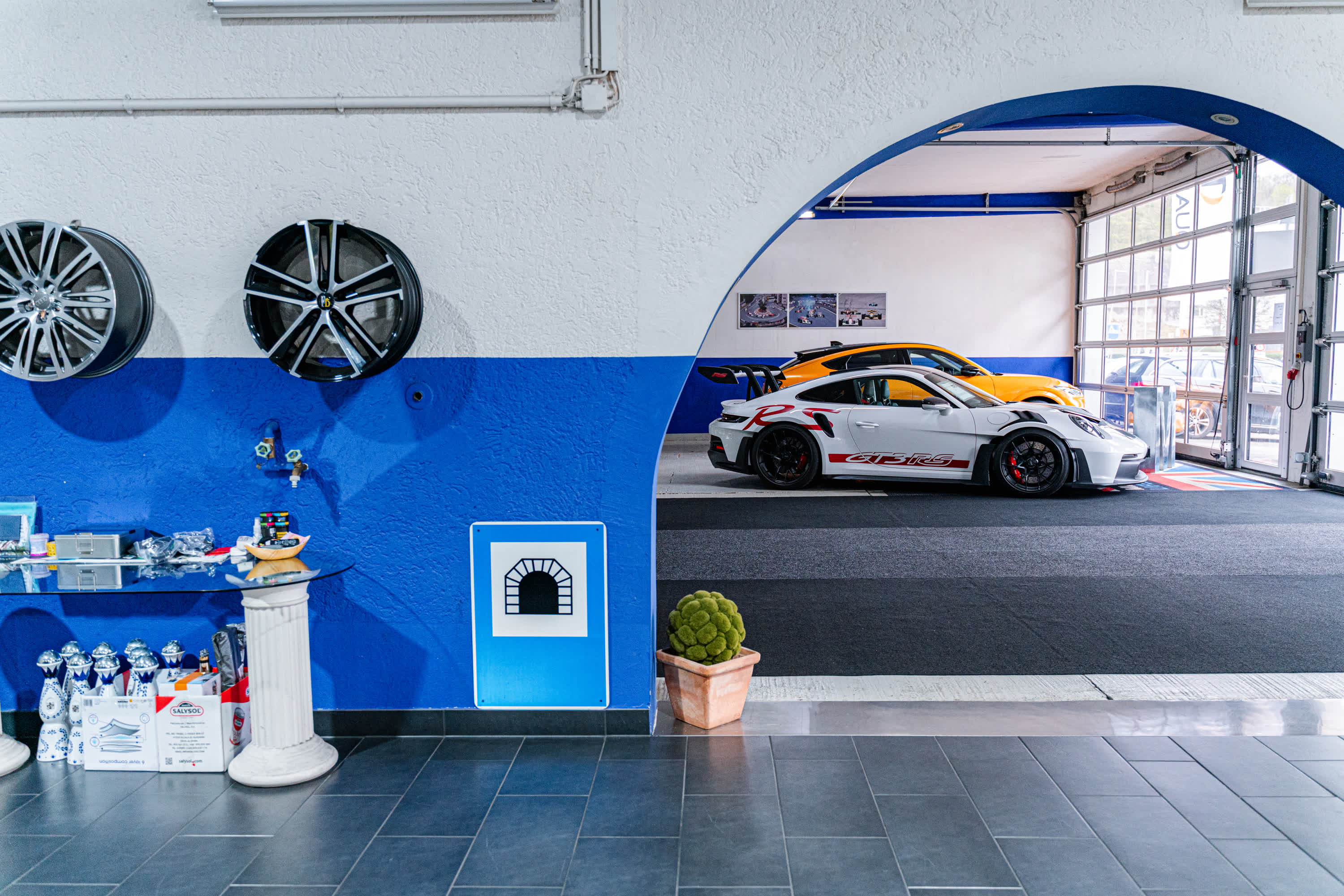 Showroom der Auto Gallery Winterthur mit Porsche 911 GT3 RS