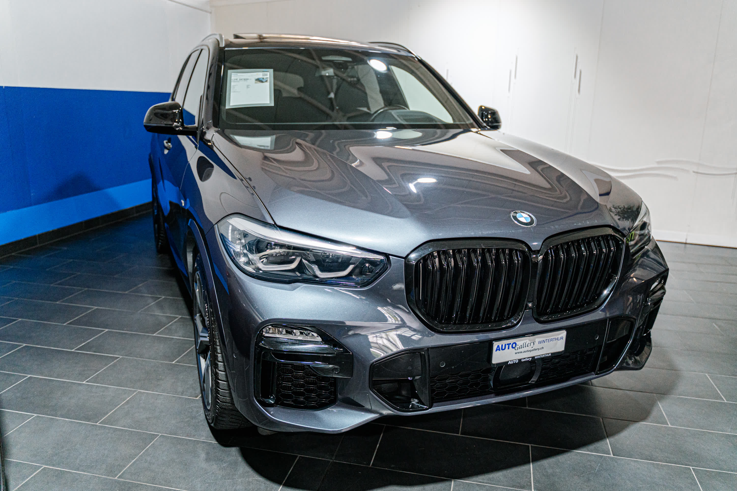 Anthrazitfarbener BMW X5 M Sport SUV bei der Auto Gallery Winterthur