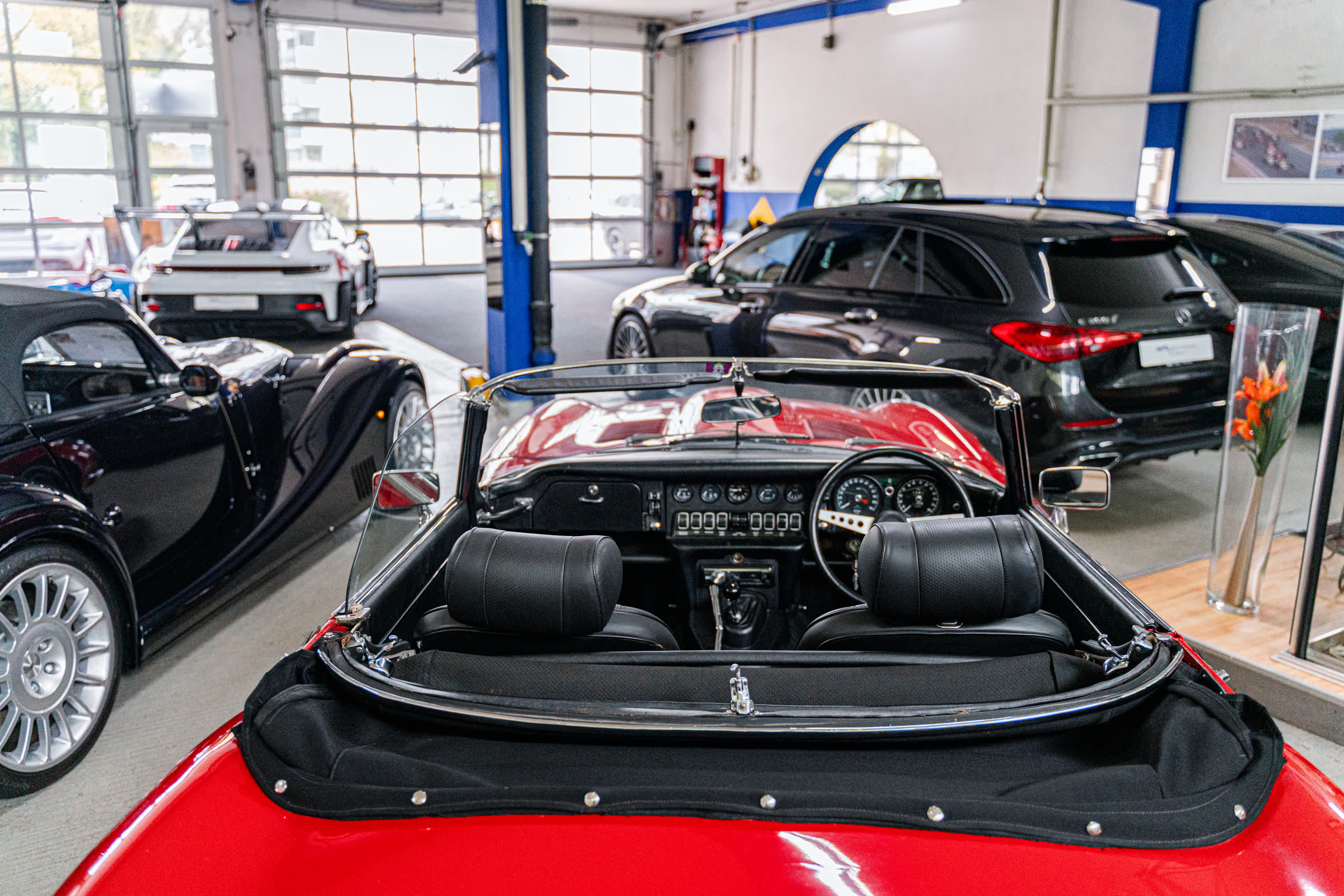 Roter Jaguar E-Type Oldtimer-Cabrio im Showroom der Auto Gallery Winterthur