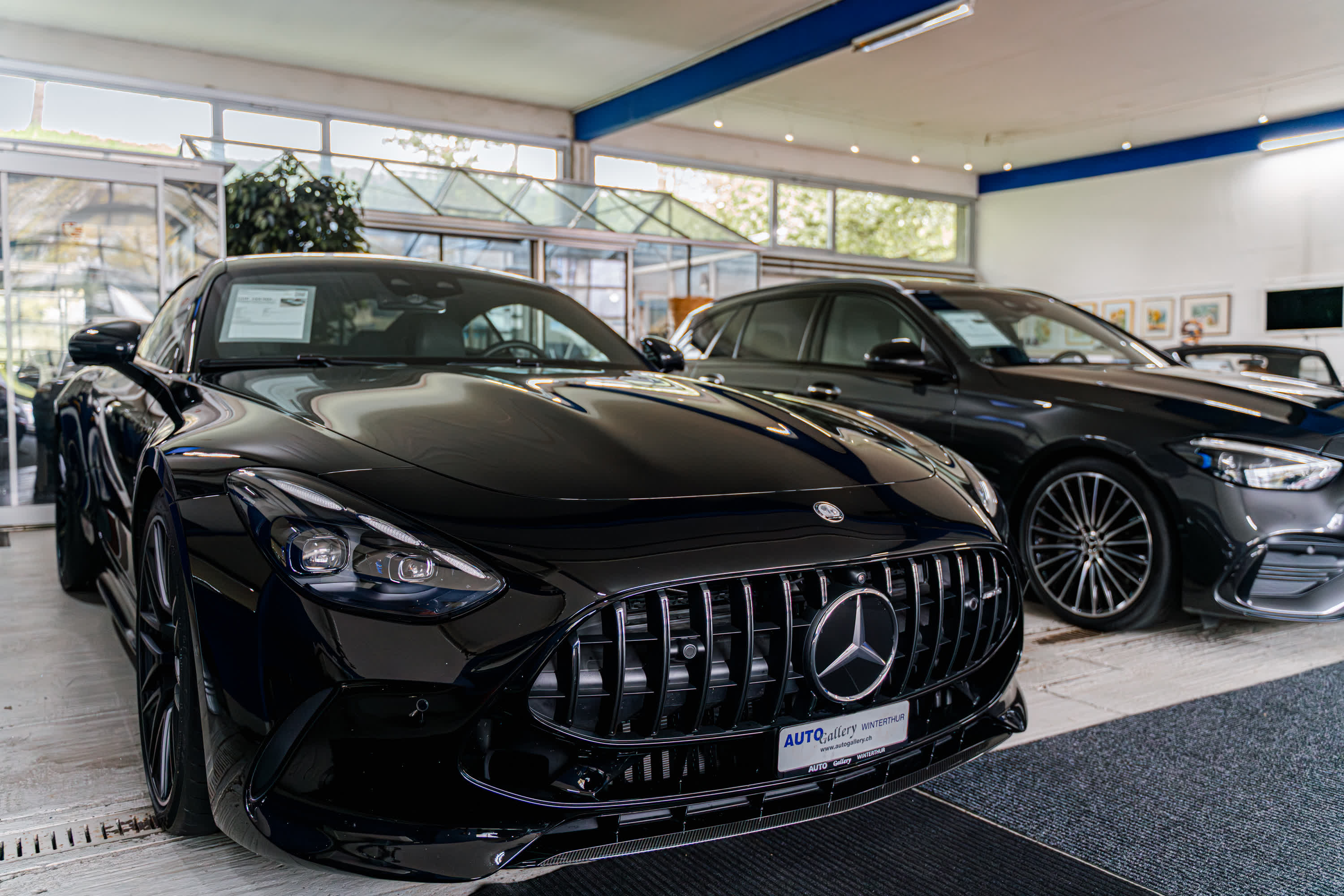 Schwarzes Mercedes-AMG GT Coupé im Showroom der Auto Gallery Winterthur