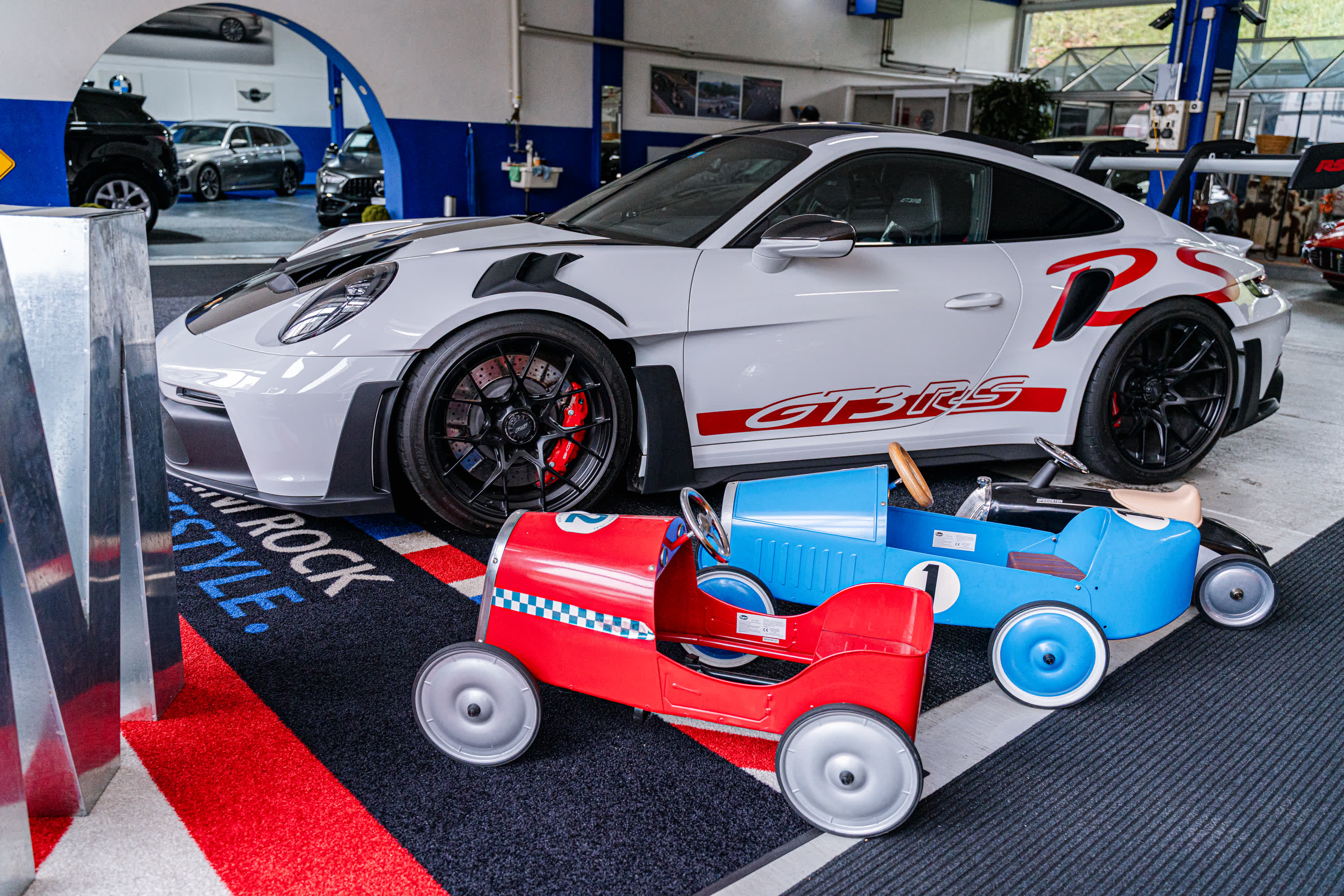 Porsche 911 GT3 RS im Showroom der Auto Gallery Winterthur