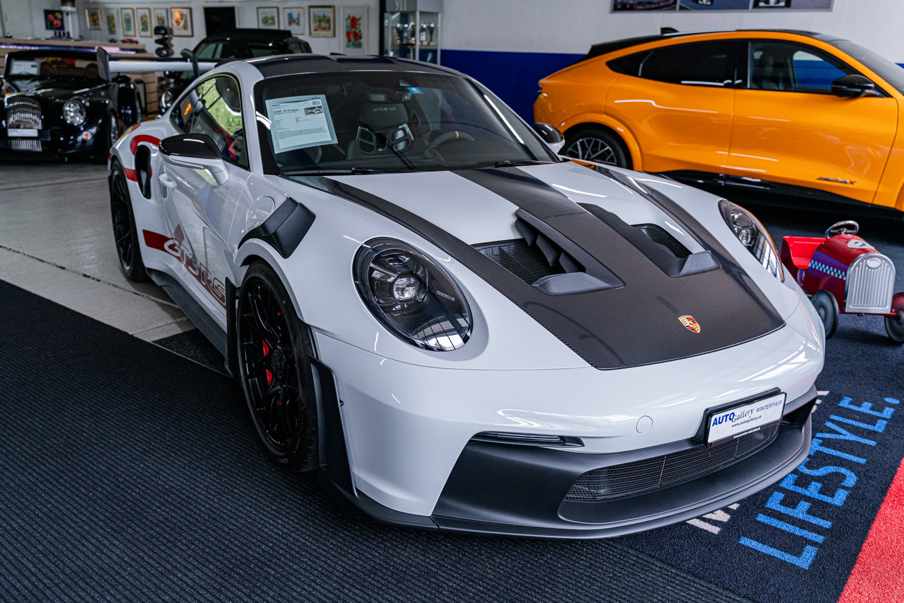 Weisser Porsche 911 GT3 RS im Showroom der Auto Gallery Winterthur